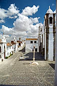 Monsaraz - Il pelourinho sulla piazza antistante la Chiesa Madre.